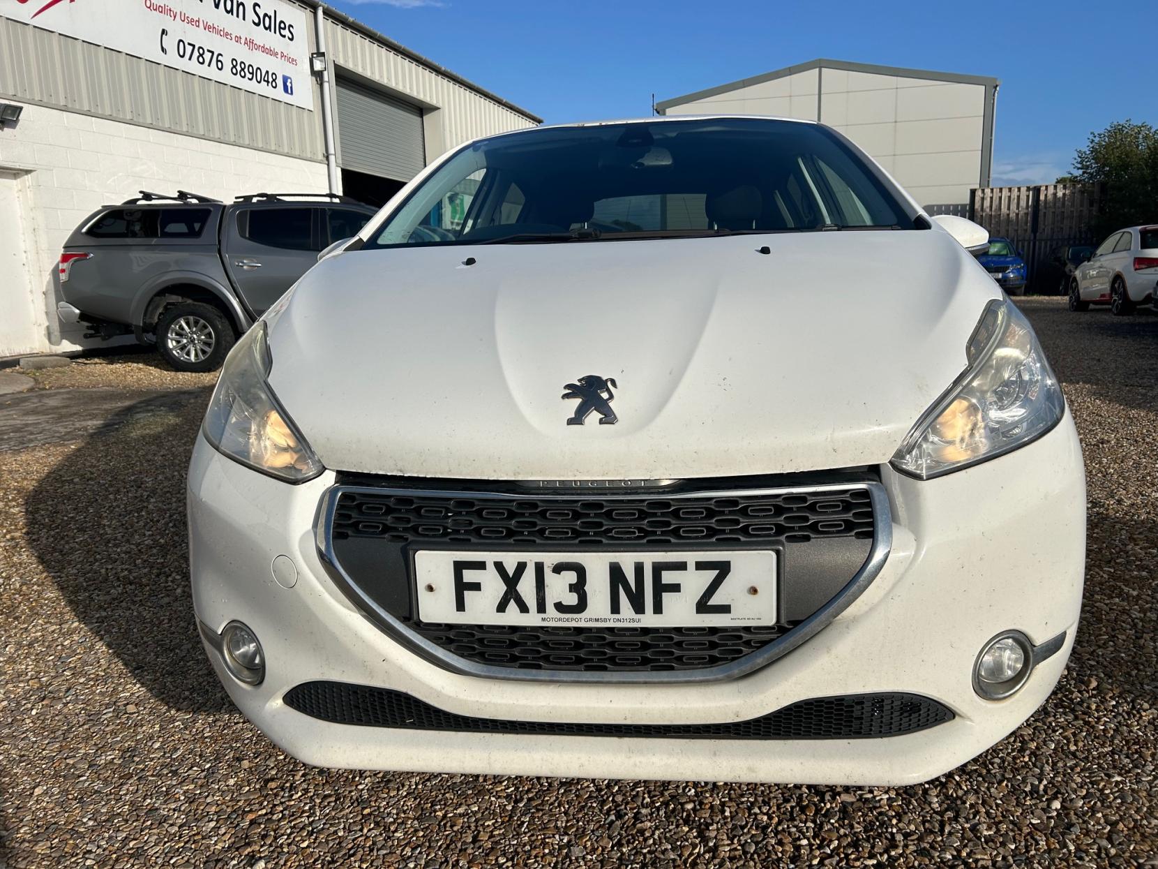 Peugeot 208 1.2 VTi Allure Hatchback 5dr Petrol Manual Euro 5 (82 ps)