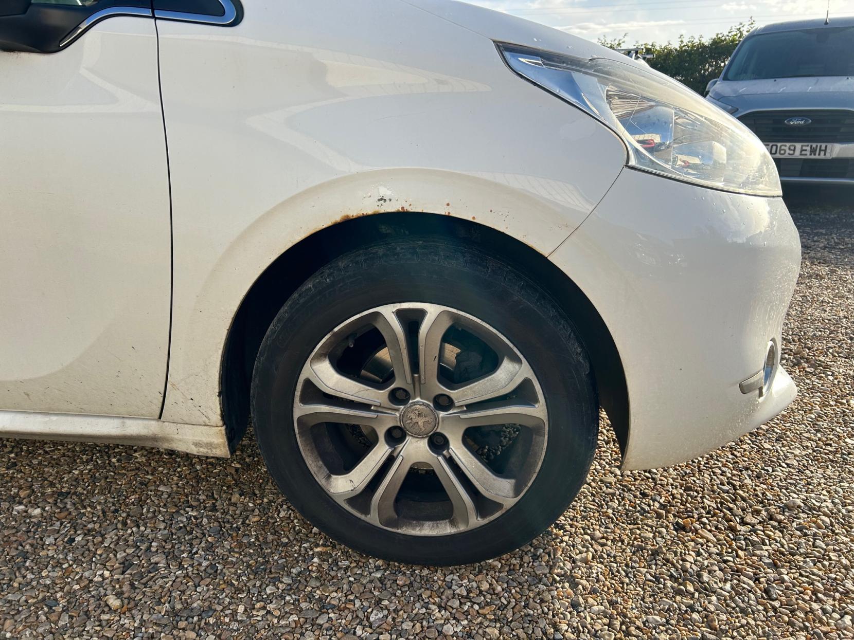Peugeot 208 1.2 VTi Allure Hatchback 5dr Petrol Manual Euro 5 (82 ps)