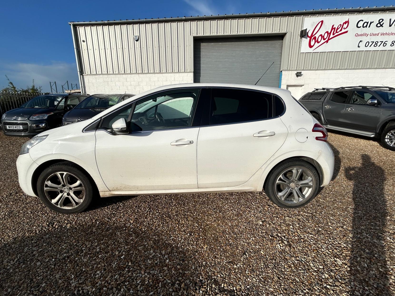 Peugeot 208 1.2 VTi Allure Hatchback 5dr Petrol Manual Euro 5 (82 ps)