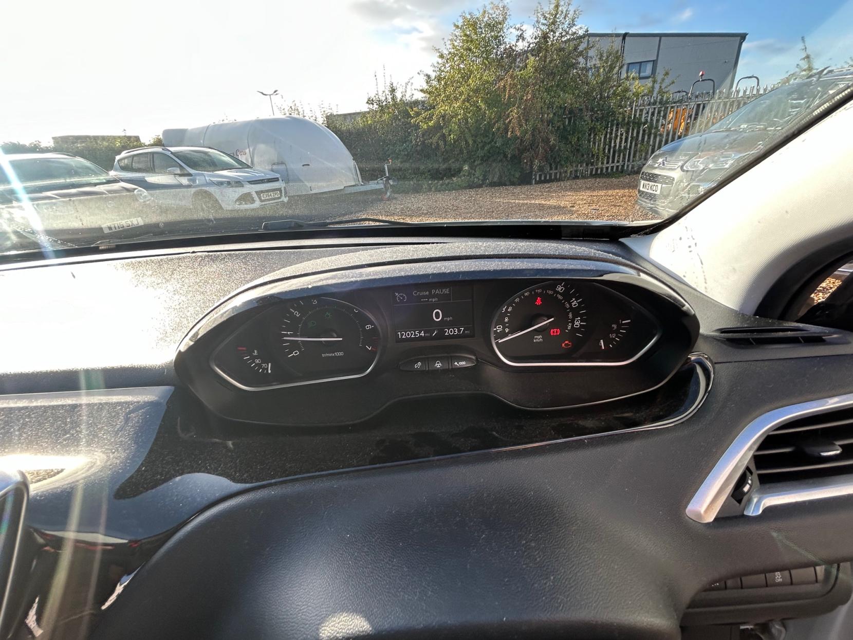 Peugeot 208 1.2 VTi Allure Hatchback 5dr Petrol Manual Euro 5 (82 ps)