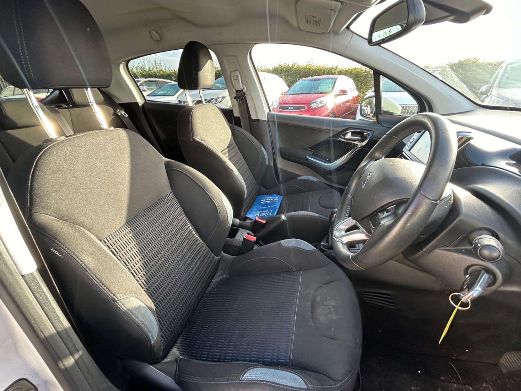 Peugeot 208 1.2 VTi Allure Hatchback 5dr Petrol Manual Euro 5 (82 ps)