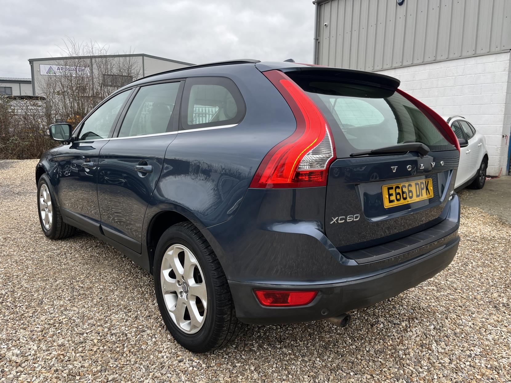 Volvo XC60 2.4D SE Lux SUV 5dr Diesel Geartronic AWD Euro 4 (163 ps)