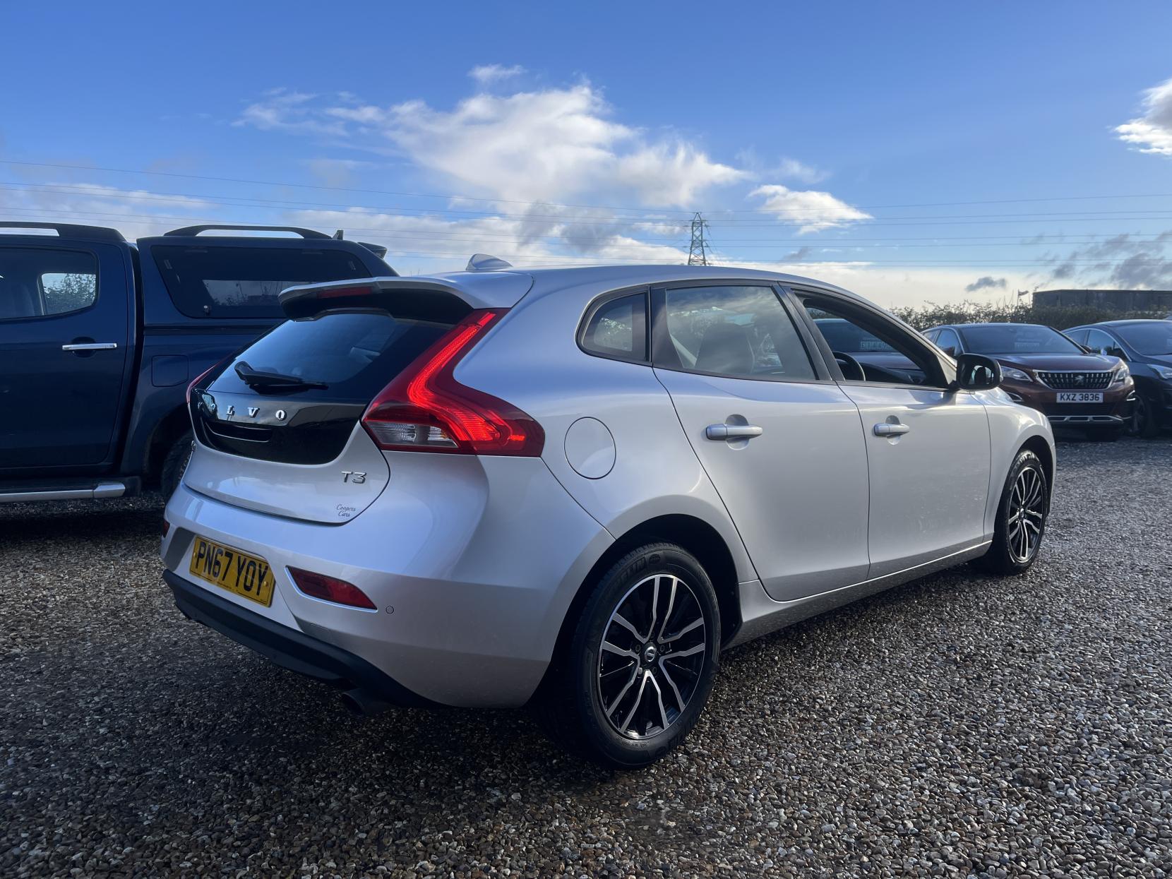 Volvo V40 2.0 T3 Momentum Nav Plus Hatchback 5dr Petrol Manual Euro 6 (s/s) (152 ps)