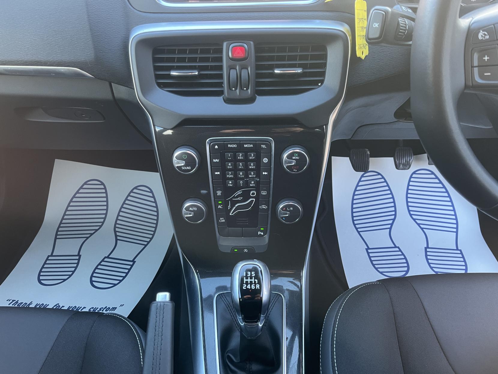 Volvo V40 2.0 T3 Momentum Nav Plus Hatchback 5dr Petrol Manual Euro 6 (s/s) (152 ps)