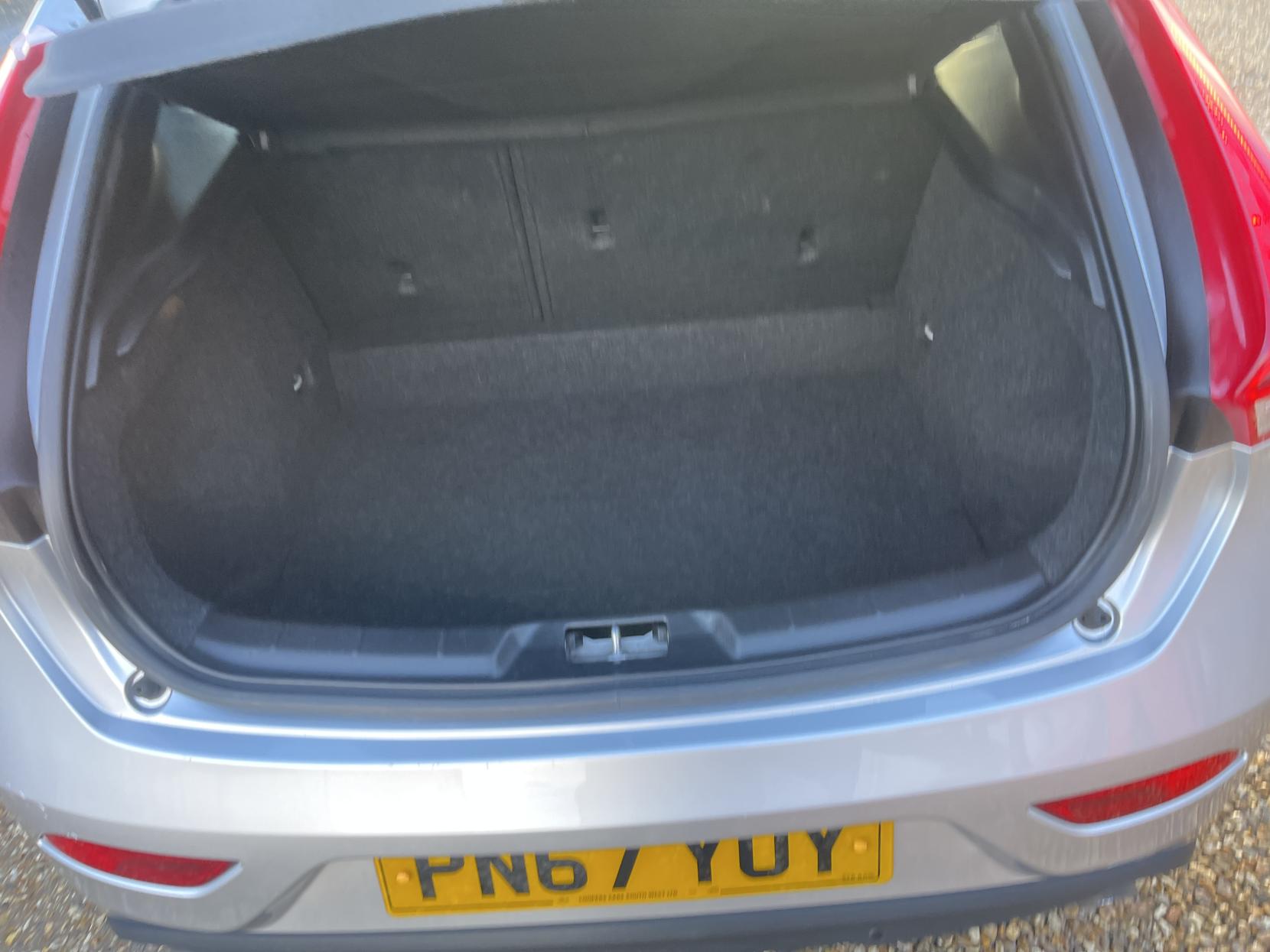 Volvo V40 2.0 T3 Momentum Nav Plus Hatchback 5dr Petrol Manual Euro 6 (s/s) (152 ps)