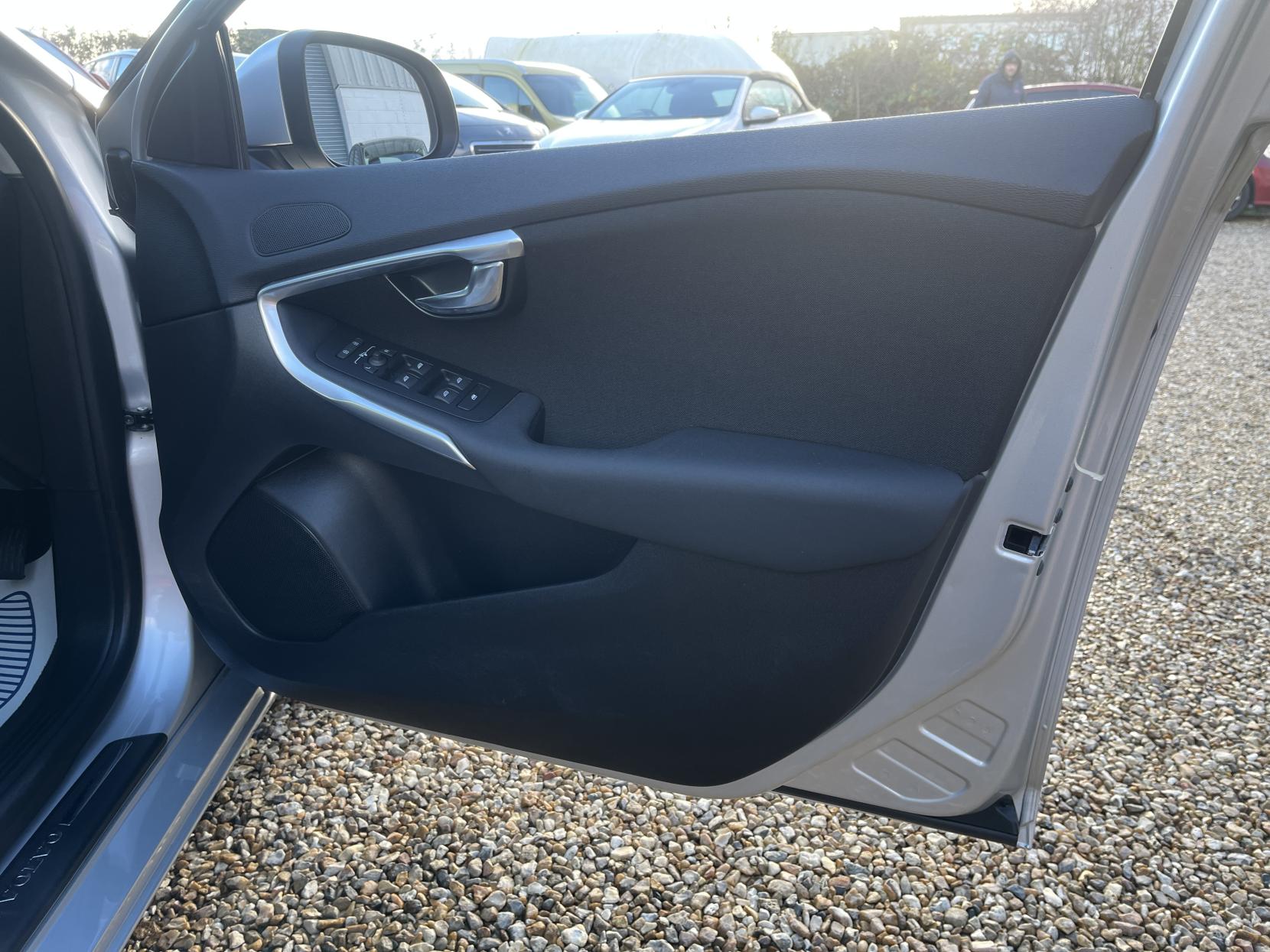 Volvo V40 2.0 T3 Momentum Nav Plus Hatchback 5dr Petrol Manual Euro 6 (s/s) (152 ps)