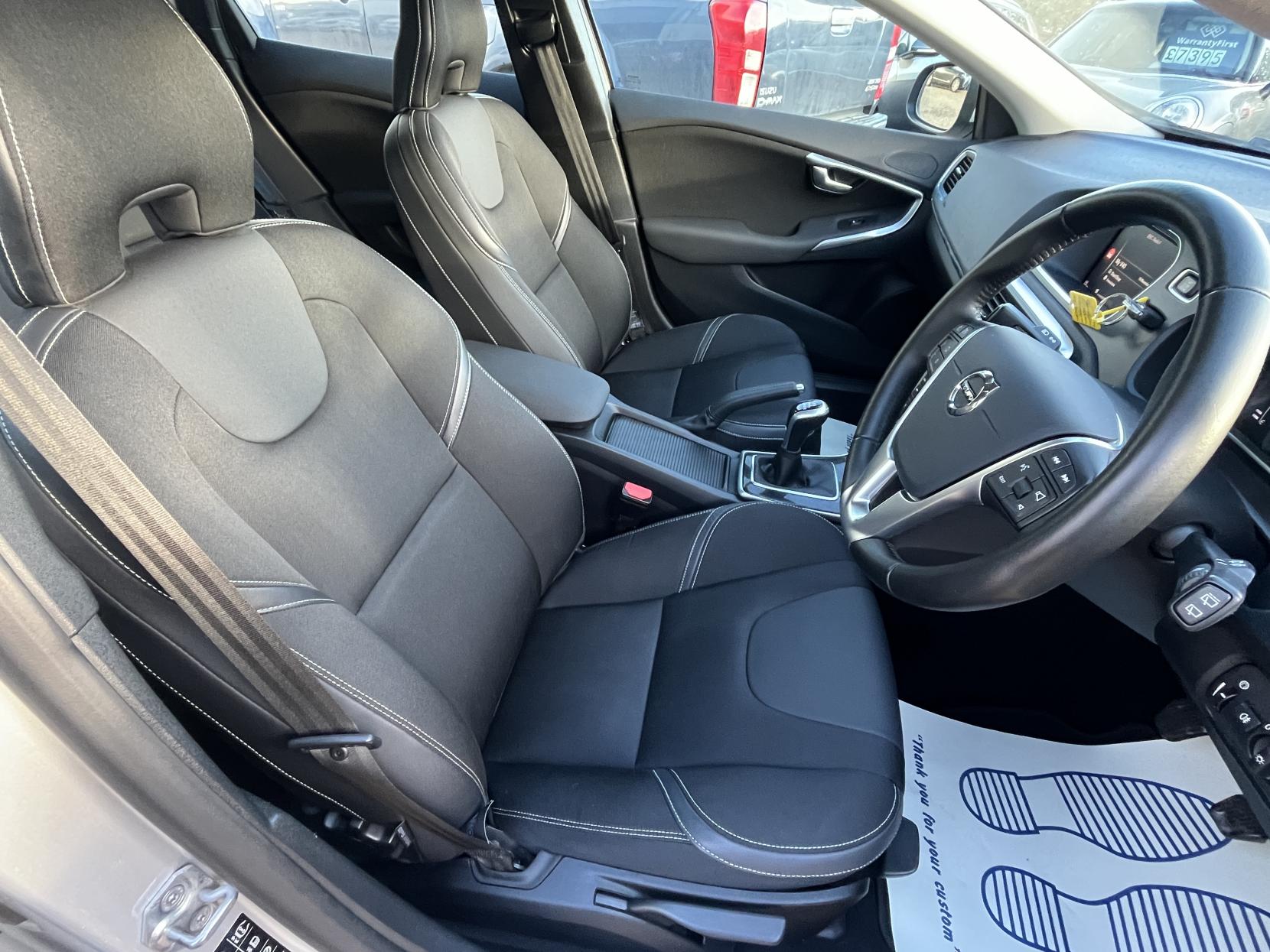 Volvo V40 2.0 T3 Momentum Nav Plus Hatchback 5dr Petrol Manual Euro 6 (s/s) (152 ps)