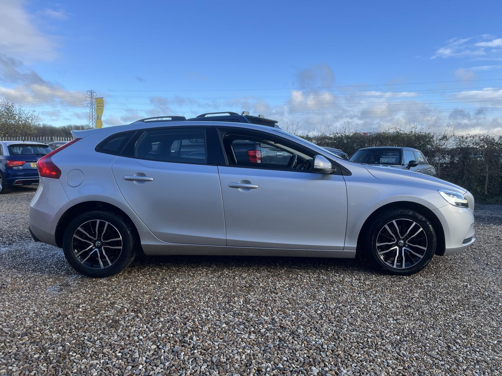 Volvo V40 2.0 T3 Momentum Nav Plus Hatchback 5dr Petrol Manual Euro 6 (s/s) (152 ps)