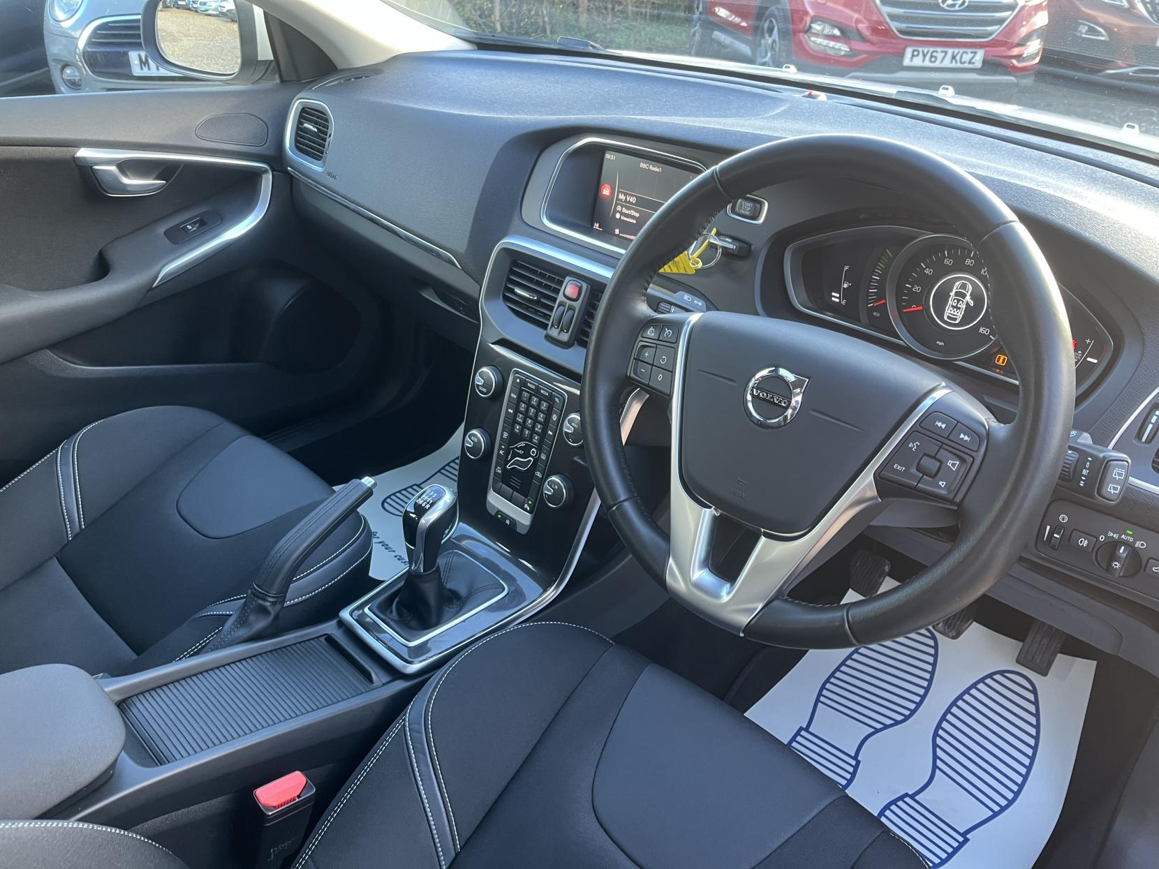 Volvo V40 2.0 T3 Momentum Nav Plus Hatchback 5dr Petrol Manual Euro 6 (s/s) (152 ps)