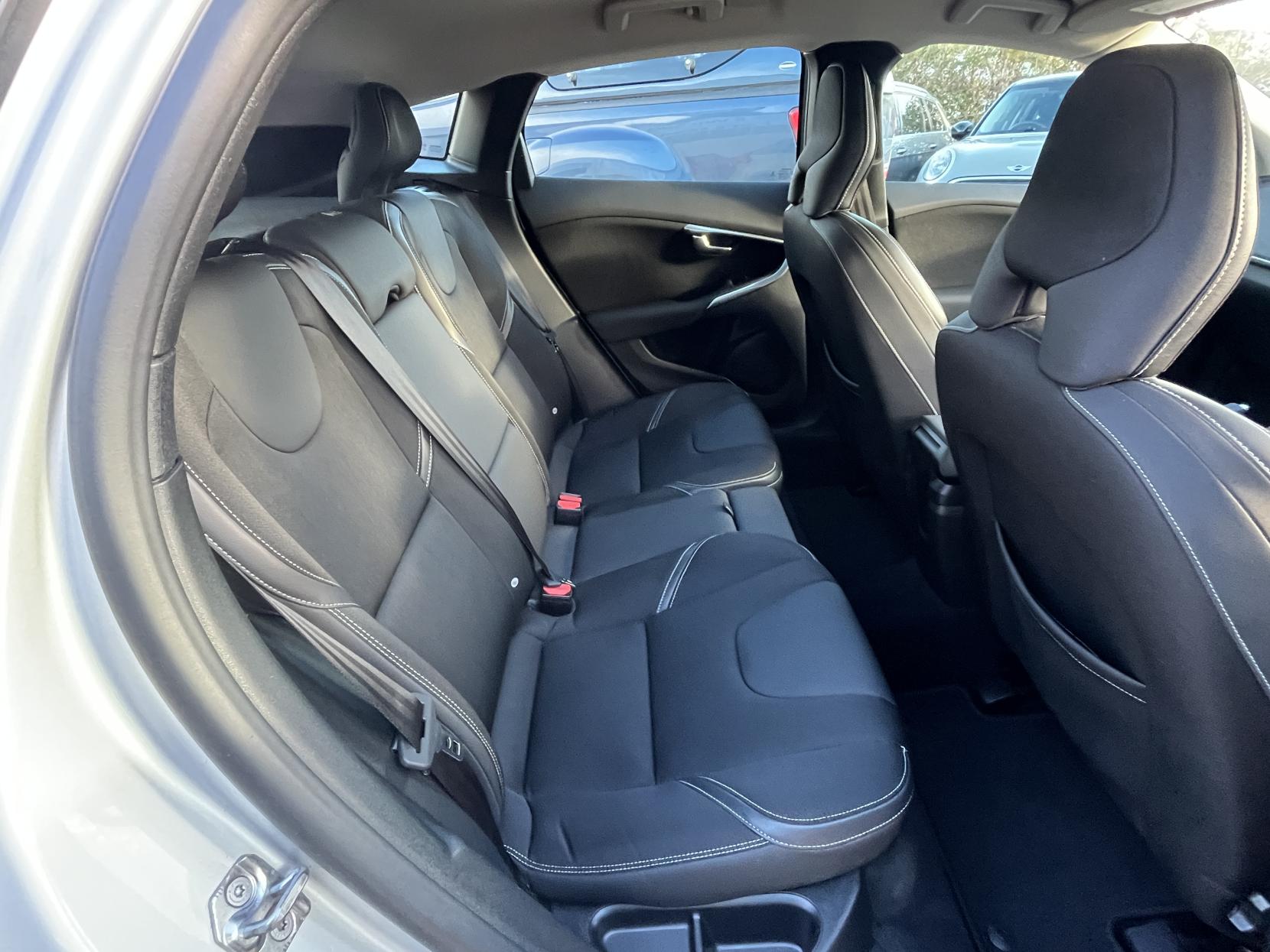 Volvo V40 2.0 T3 Momentum Nav Plus Hatchback 5dr Petrol Manual Euro 6 (s/s) (152 ps)