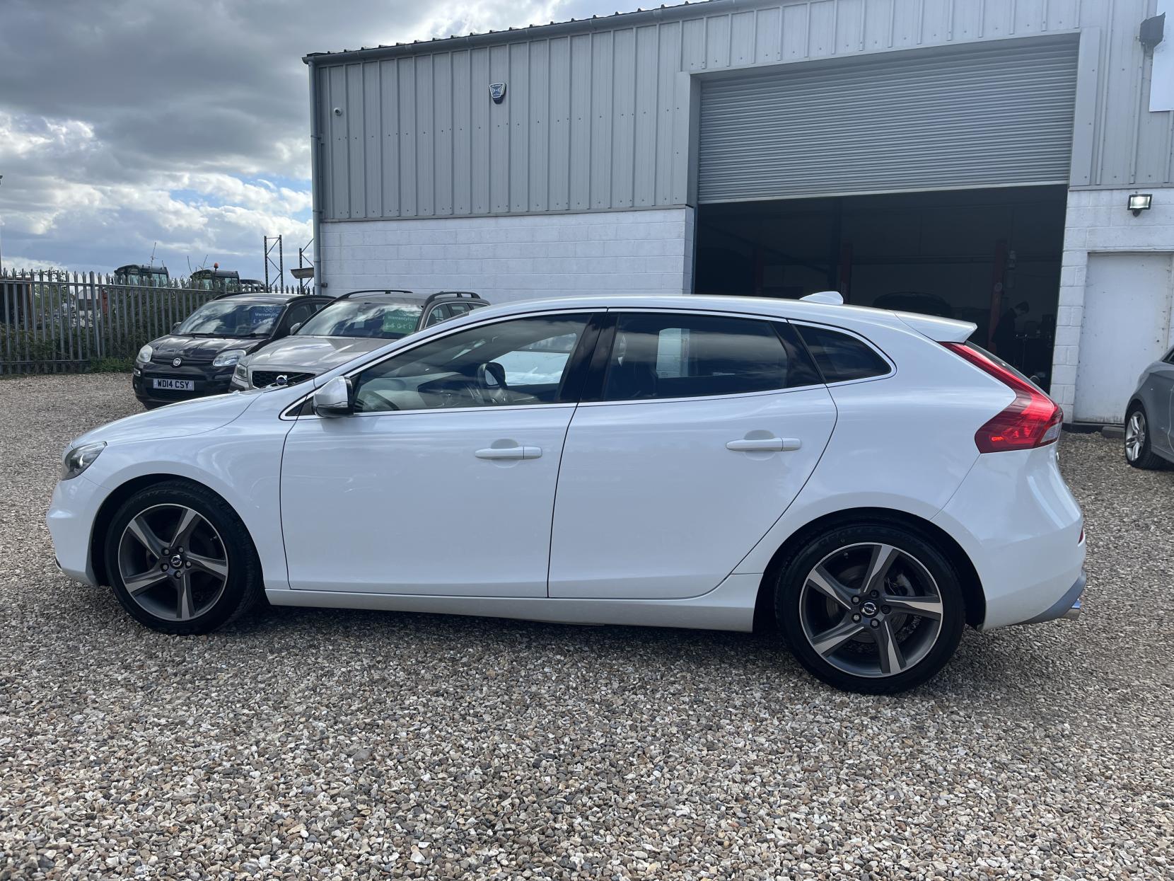 Volvo V40 1.6 D2 R-Design Hatchback 5dr Diesel Manual Euro 5 (s/s) (115 ps)
