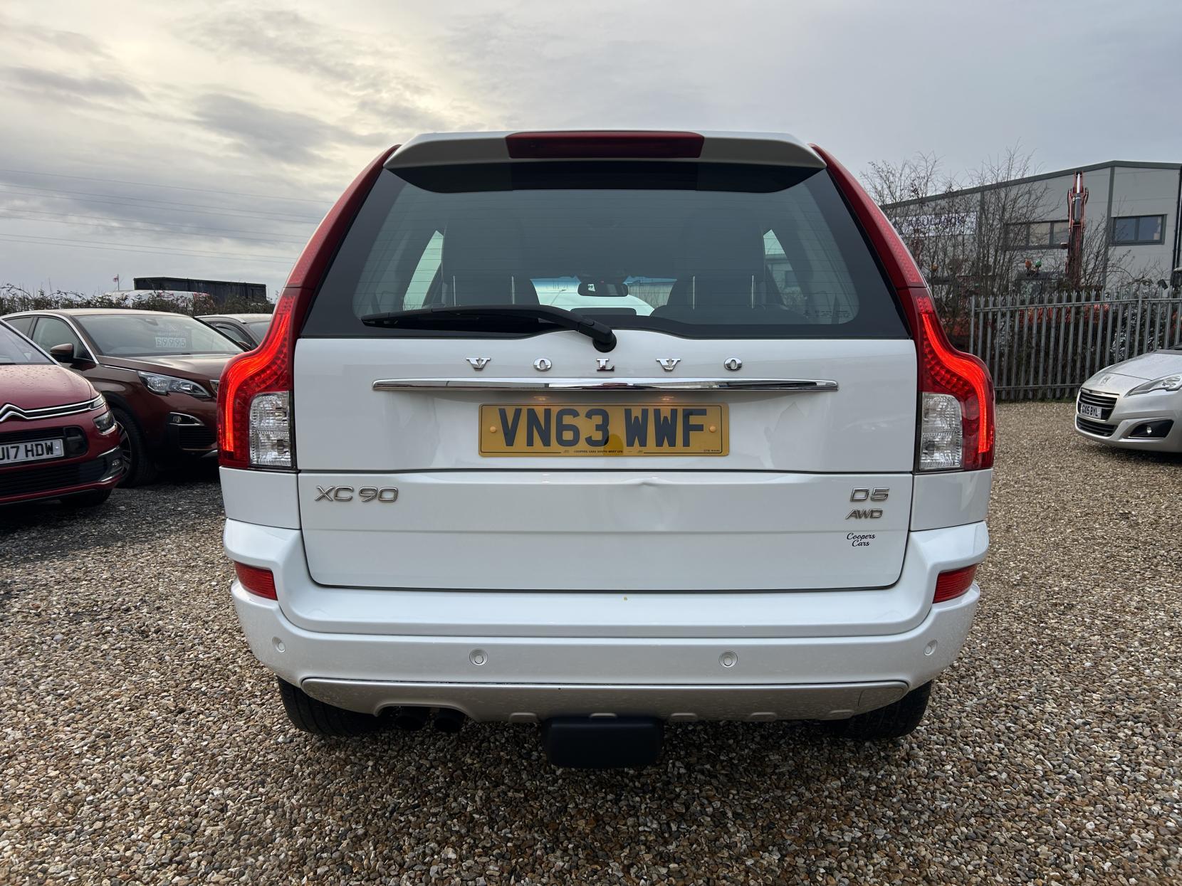 Volvo XC90 2.4 D5 SE Nav SUV 5dr Diesel Geartronic 4WD Euro 5 (200 ps)