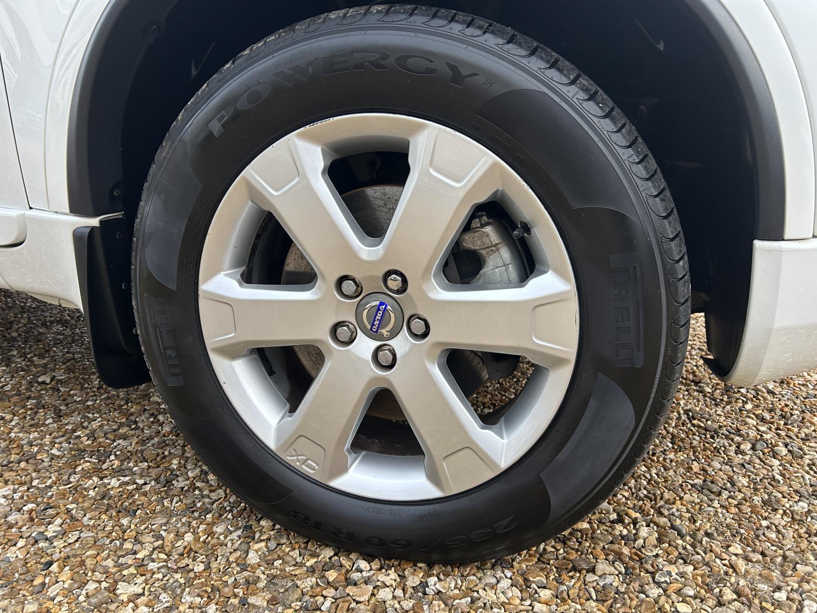 Volvo XC90 2.4 D5 SE Nav SUV 5dr Diesel Geartronic 4WD Euro 5 (200 ps)