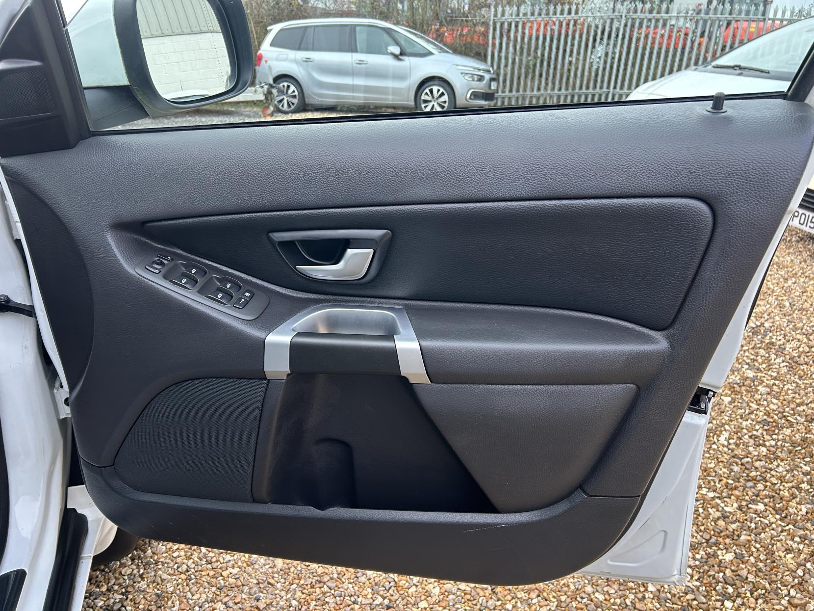 Volvo XC90 2.4 D5 SE Nav SUV 5dr Diesel Geartronic 4WD Euro 5 (200 ps)