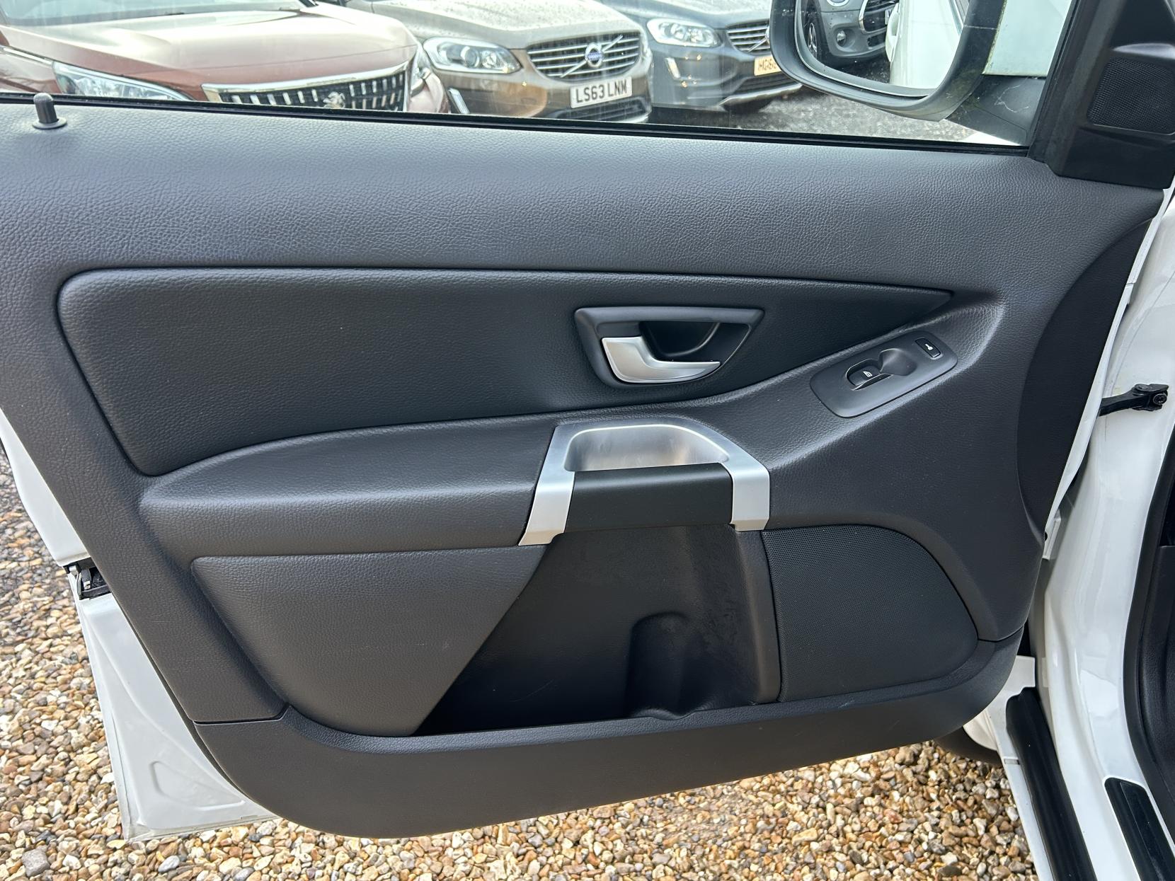 Volvo XC90 2.4 D5 SE Nav SUV 5dr Diesel Geartronic 4WD Euro 5 (200 ps)