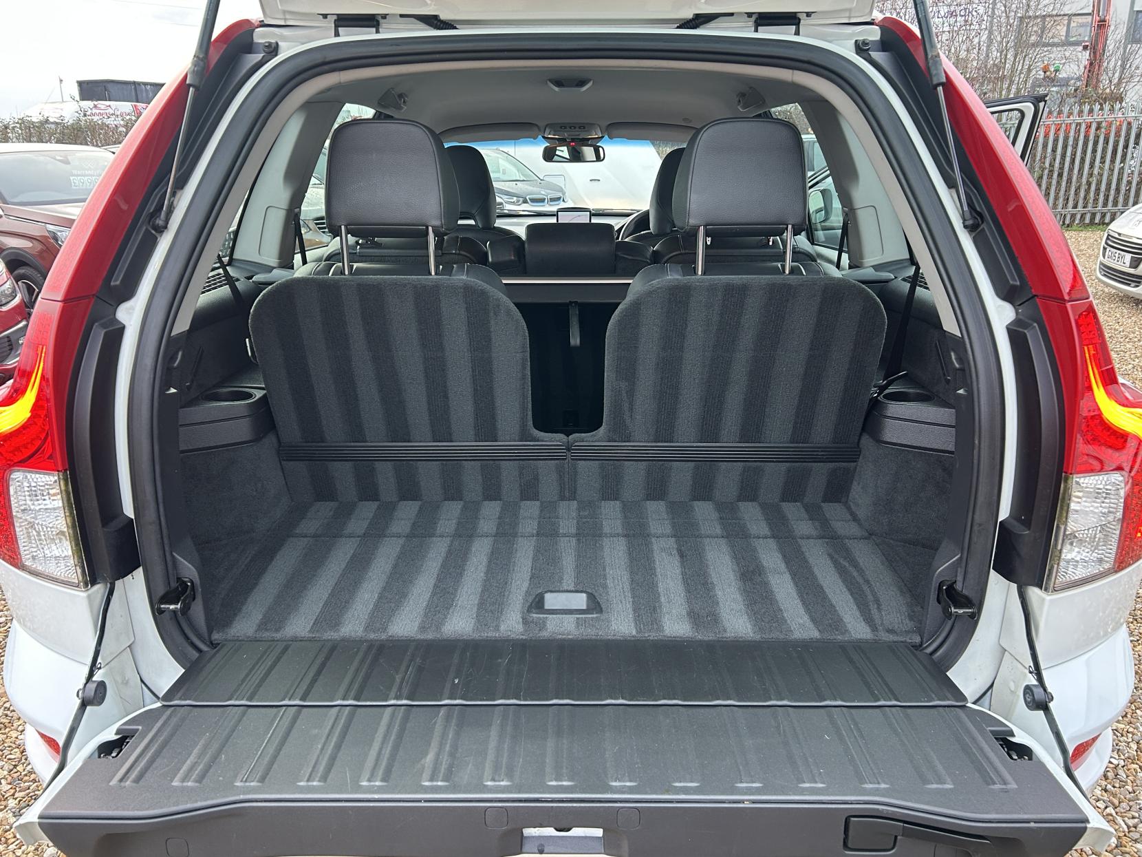 Volvo XC90 2.4 D5 SE Nav SUV 5dr Diesel Geartronic 4WD Euro 5 (200 ps)