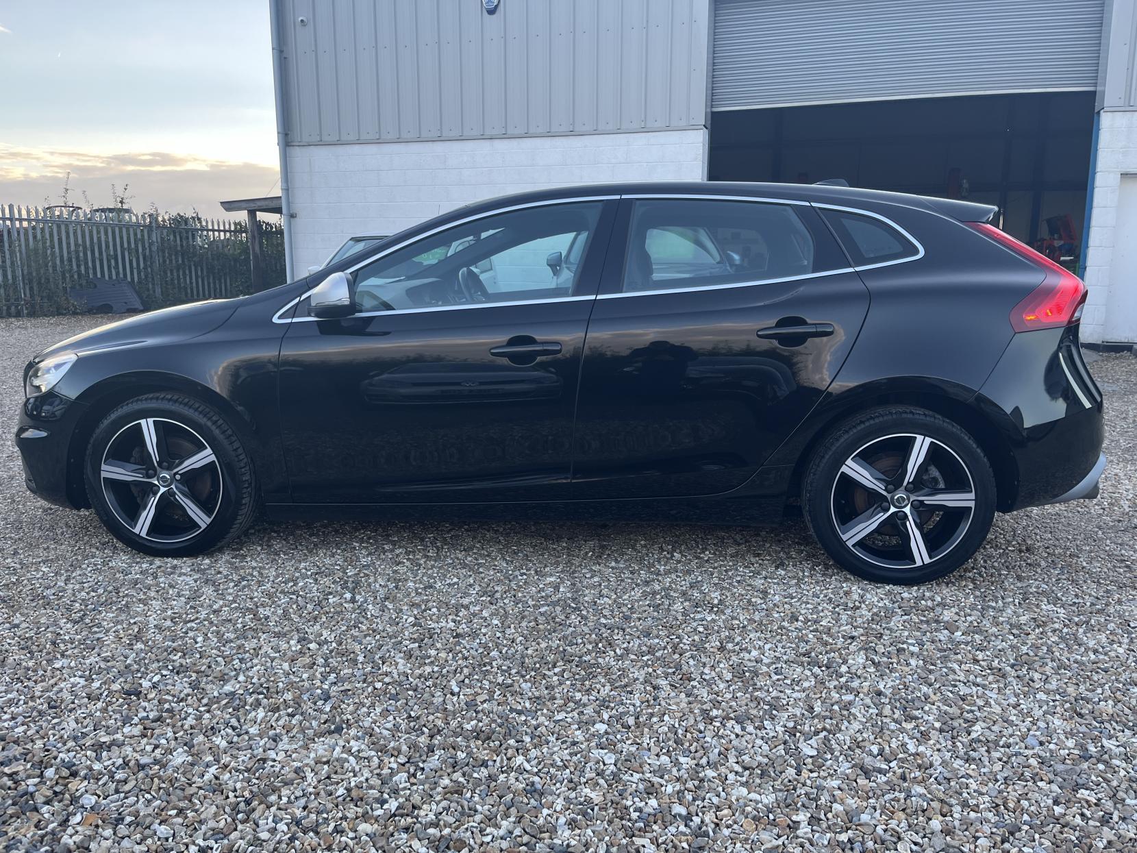 Volvo V40 2.0 T2 R-Design Hatchback 5dr Petrol Manual Euro 6 (s/s) (122 ps)