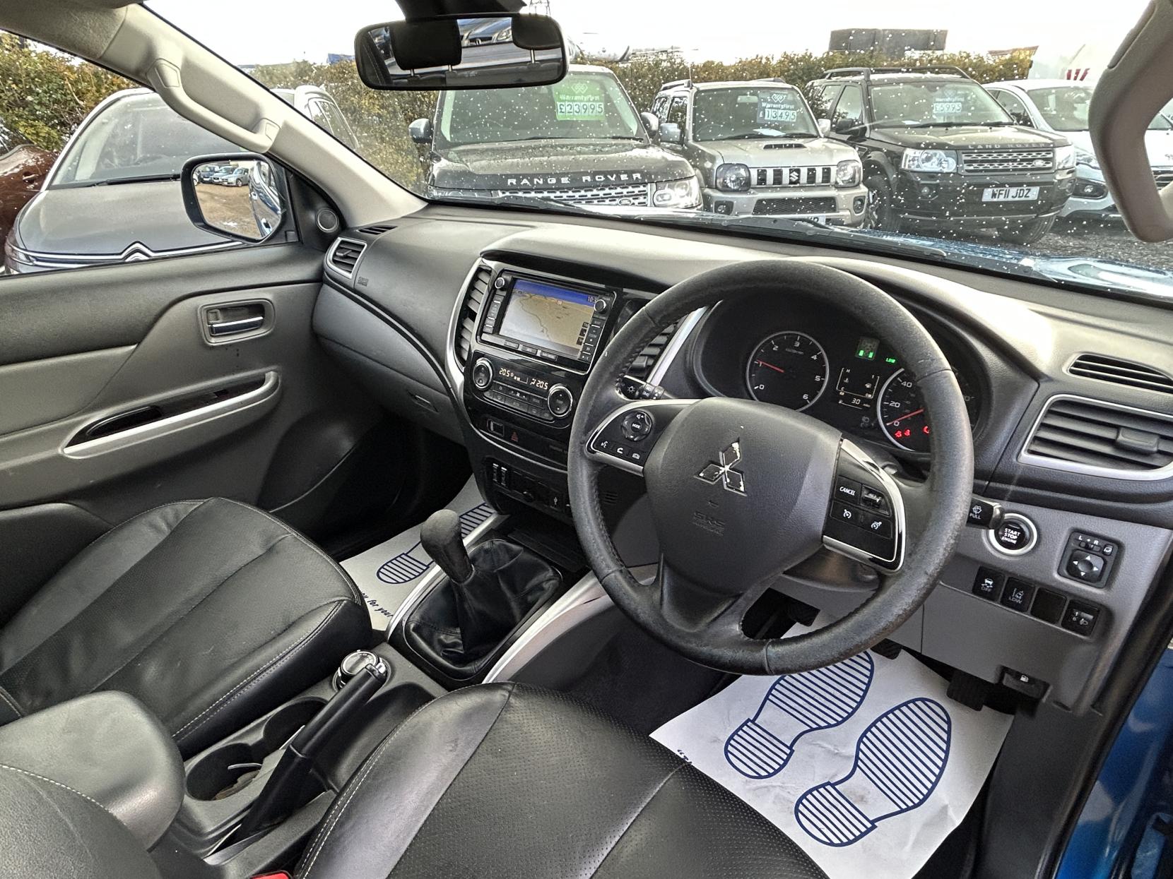 Mitsubishi L200 2.4 DI-D DC Warrior Pickup Double Cab 4dr Diesel Manual 4WD Euro 5 (178 ps)