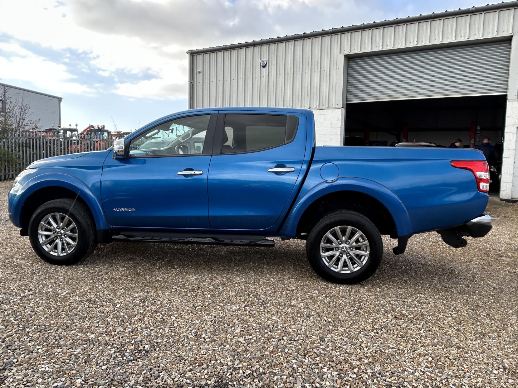 Mitsubishi L200 2.4 DI-D DC Warrior Pickup Double Cab 4dr Diesel Manual 4WD Euro 5 (178 ps)