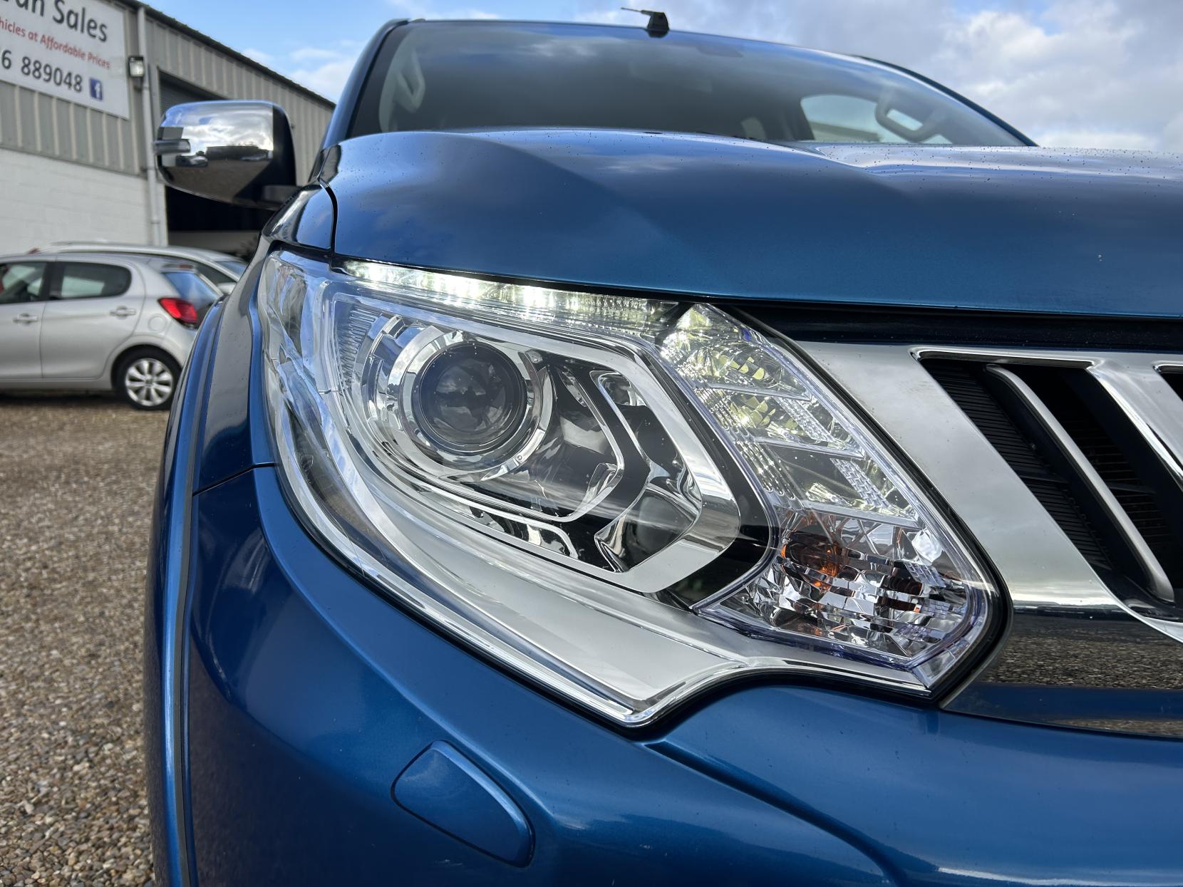 Mitsubishi L200 2.4 DI-D DC Warrior Pickup Double Cab 4dr Diesel Manual 4WD Euro 5 (178 ps)