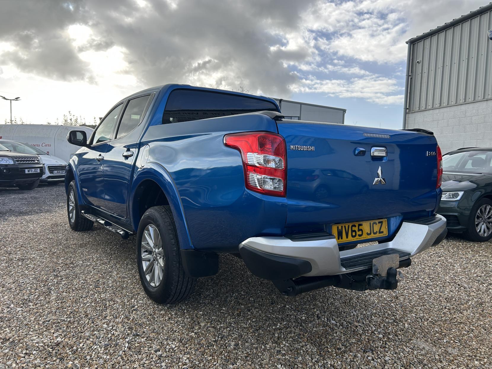 Mitsubishi L200 2.4 DI-D DC Warrior Pickup Double Cab 4dr Diesel Manual 4WD Euro 5 (178 ps)