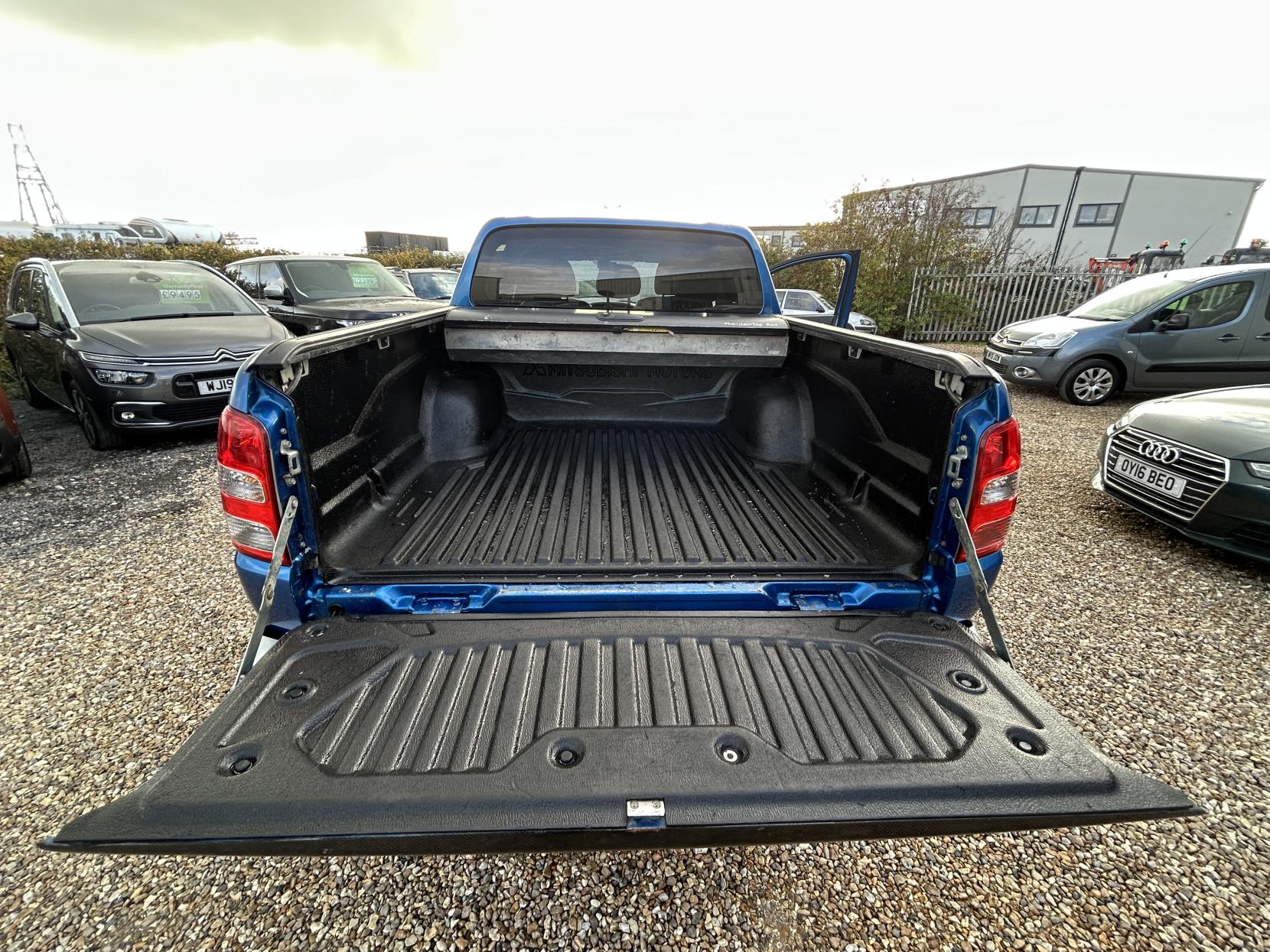 Mitsubishi L200 2.4 DI-D DC Warrior Pickup Double Cab 4dr Diesel Manual 4WD Euro 5 (178 ps)