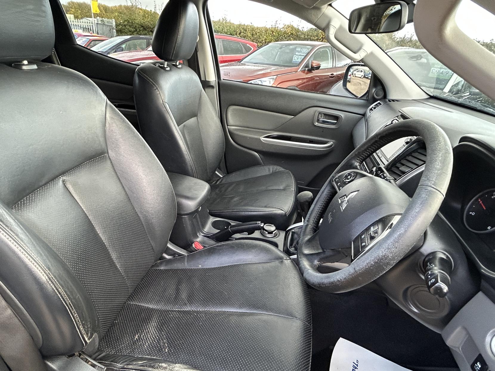 Mitsubishi L200 2.4 DI-D DC Warrior Pickup Double Cab 4dr Diesel Manual 4WD Euro 5 (178 ps)