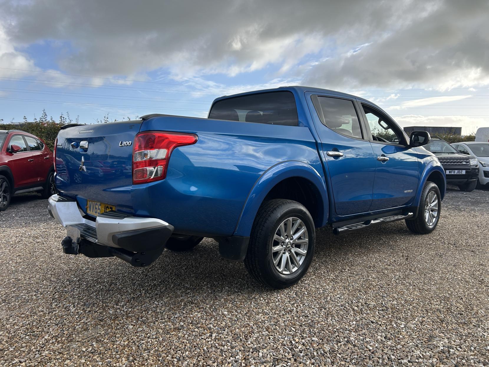 Mitsubishi L200 2.4 DI-D DC Warrior Pickup Double Cab 4dr Diesel Manual 4WD Euro 5 (178 ps)