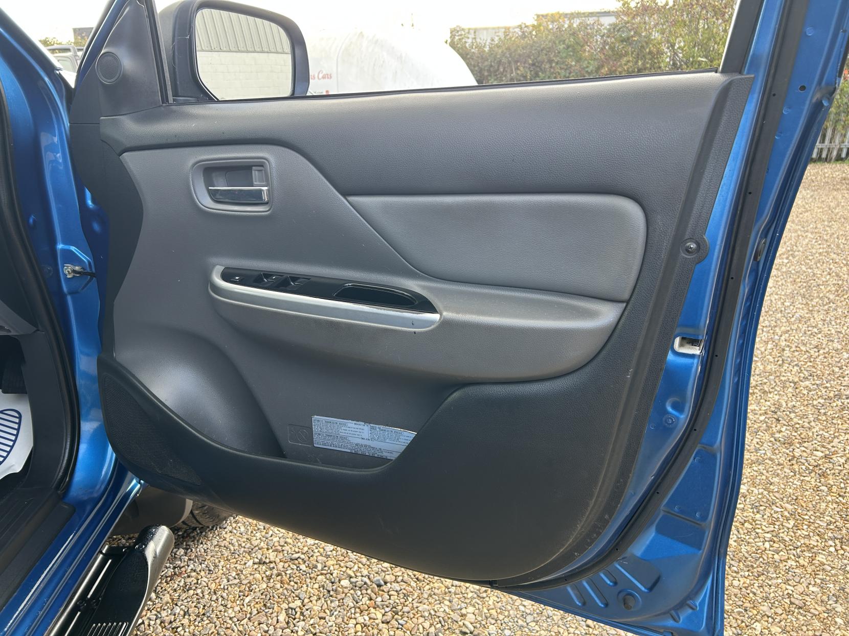 Mitsubishi L200 2.4 DI-D DC Warrior Pickup Double Cab 4dr Diesel Manual 4WD Euro 5 (178 ps)