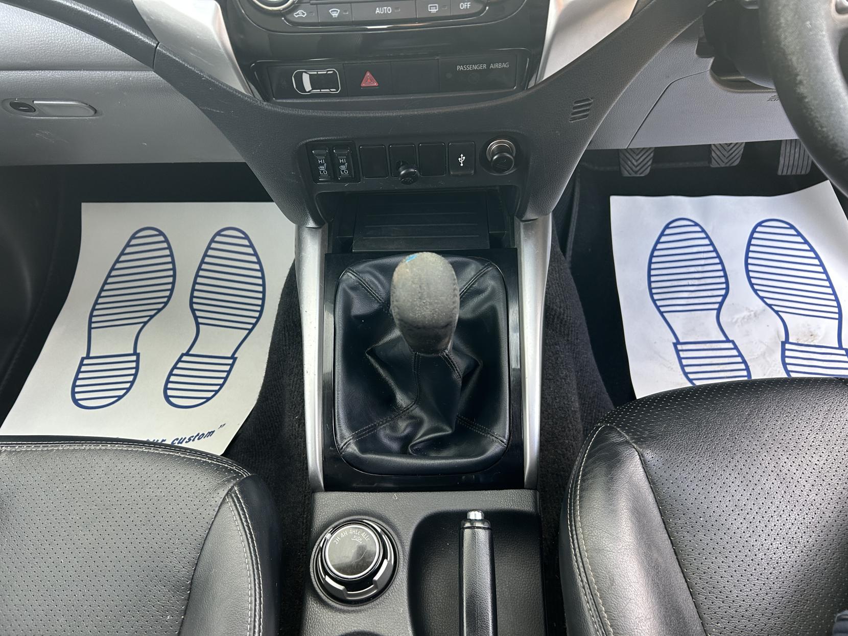 Mitsubishi L200 2.4 DI-D DC Warrior Pickup Double Cab 4dr Diesel Manual 4WD Euro 5 (178 ps)