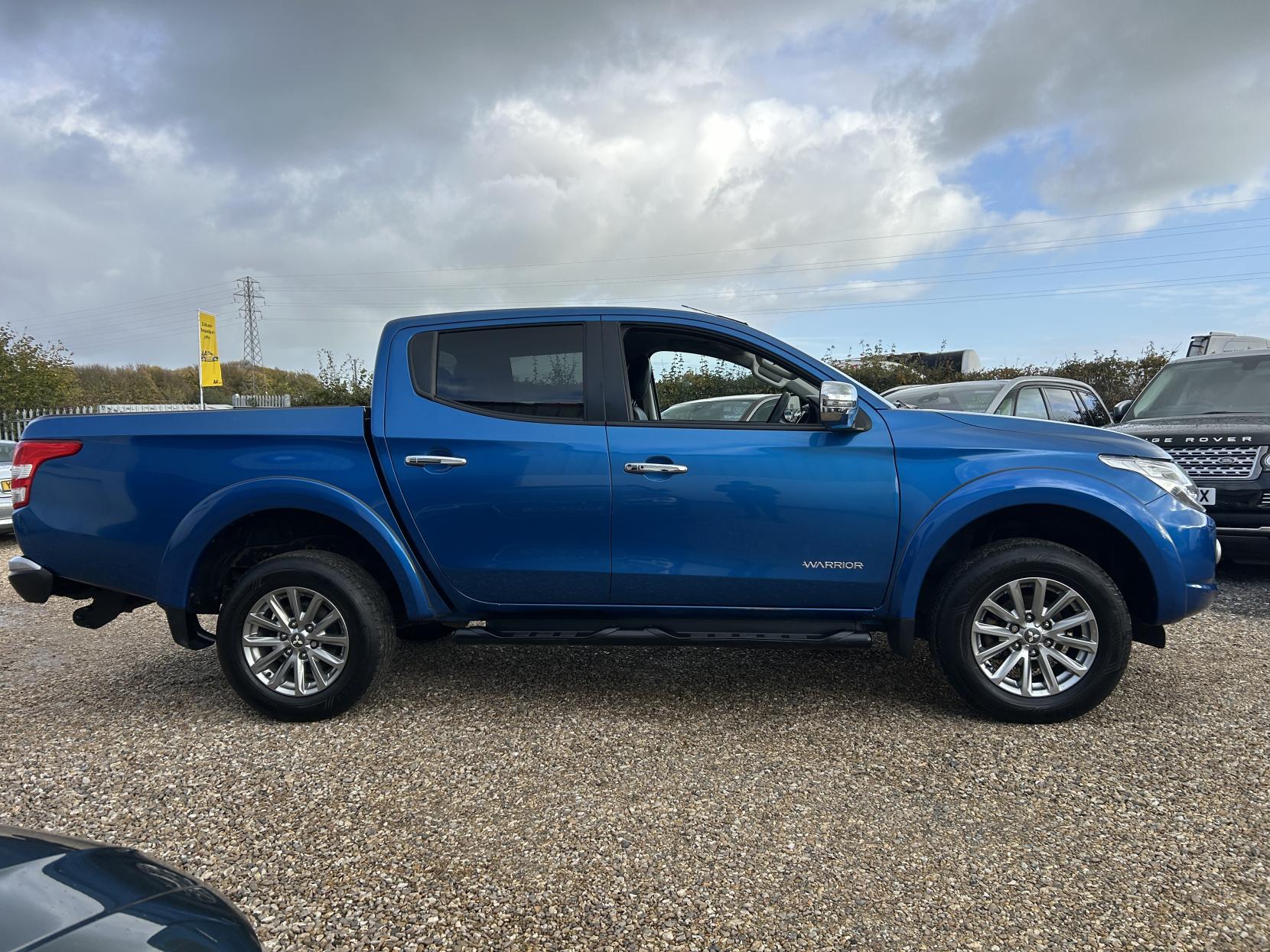 Mitsubishi L200 2.4 DI-D DC Warrior Pickup Double Cab 4dr Diesel Manual 4WD Euro 5 (178 ps)