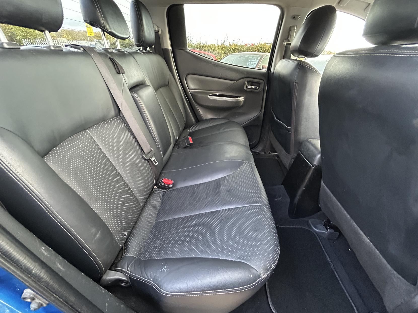 Mitsubishi L200 2.4 DI-D DC Warrior Pickup Double Cab 4dr Diesel Manual 4WD Euro 5 (178 ps)